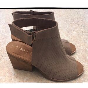 NWT TOMS Grenada Taupe Grey Suede Sandals 7.5
